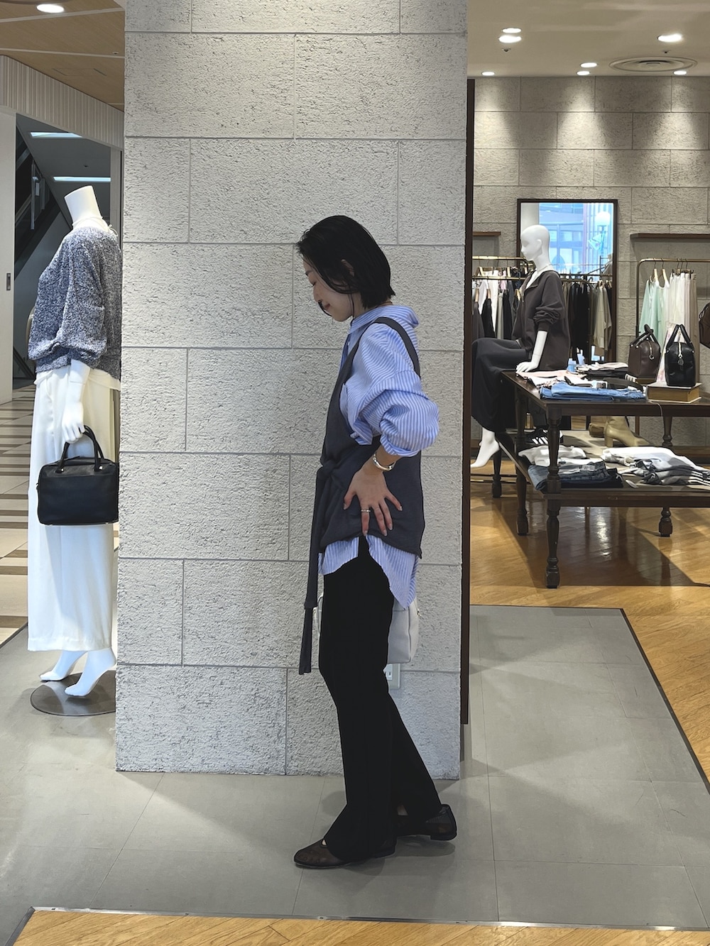 ブルー系のシャツ/ブラウス、ブラック系のその他パンツ、ブラック系のその他シューズを着用したレディースの冬コーディネートの4枚目の写真