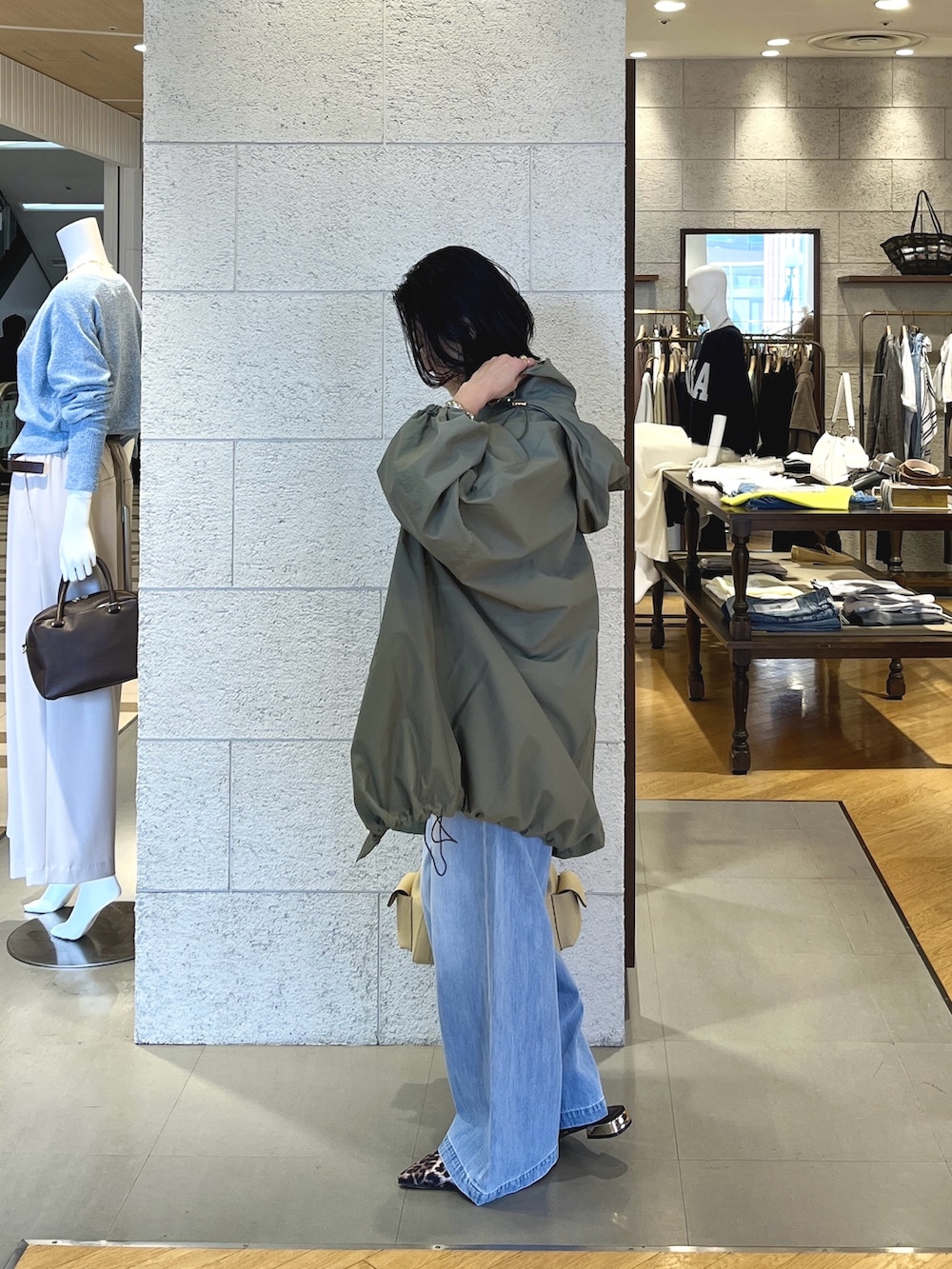 ブルー系のデニムパンツ、ベージュ系のその他シューズ、ベージュ系のカーディガン/ボレロを着用したレディースの春コーディネートの3枚目の写真