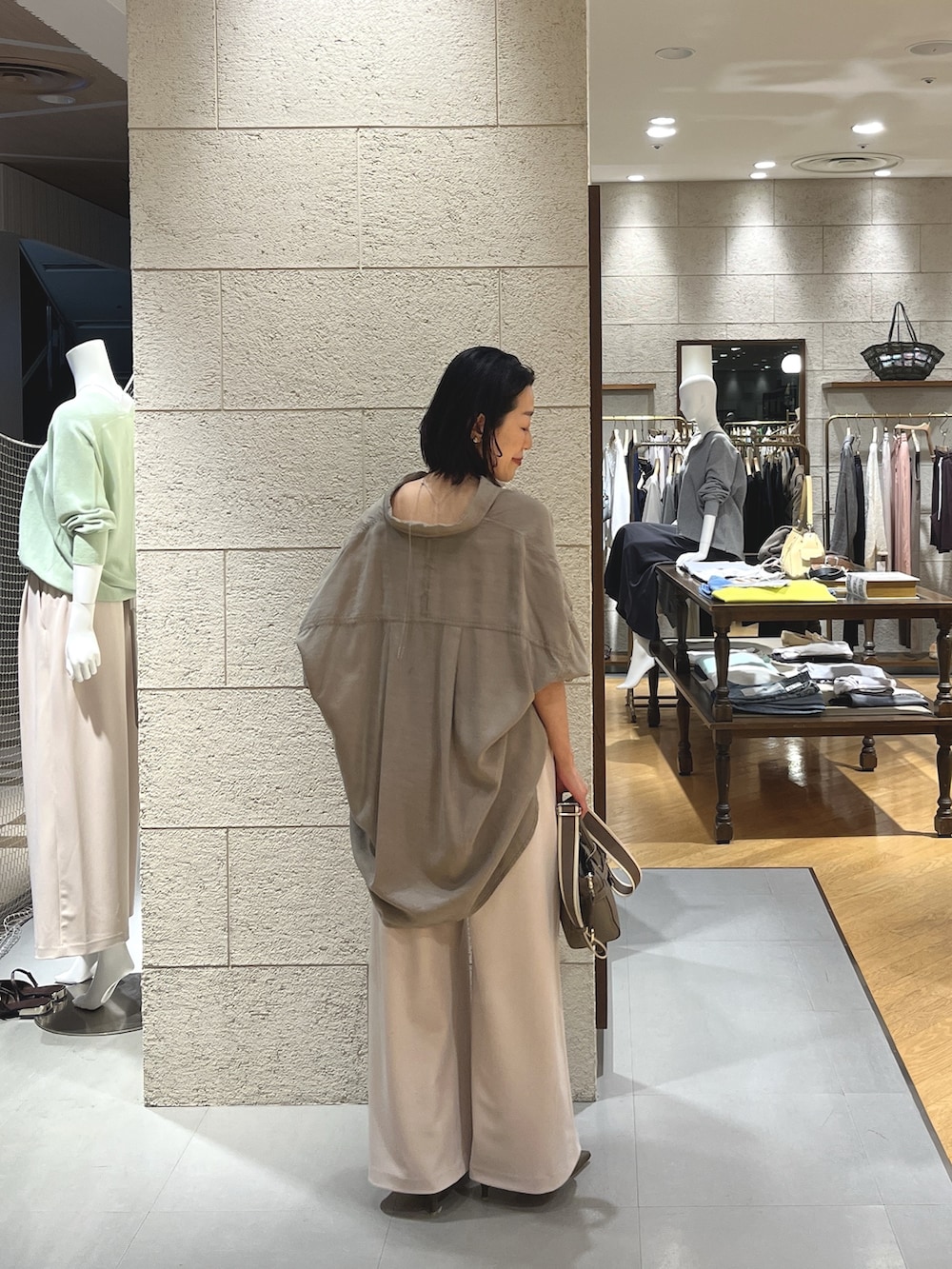 ベージュ系のその他パンツ、グレー系のその他シューズ、グレー系のトートバッグを着用したレディースの春コーディネートの4枚目の写真