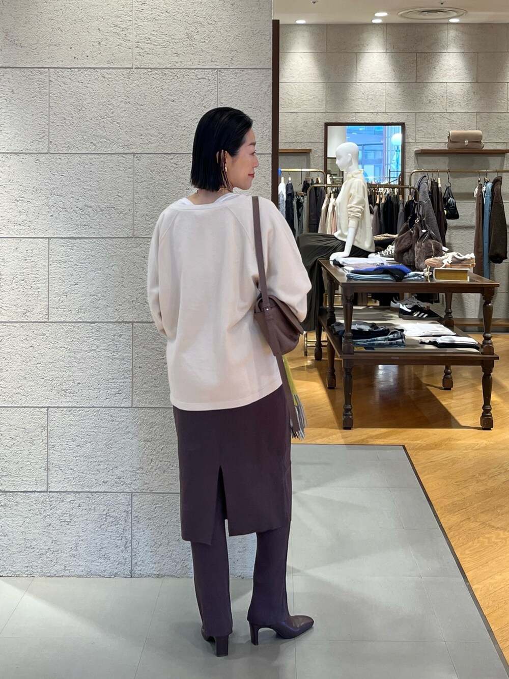 ブラウン系のその他パンツ、ベージュ系のスウェット、ブラウン系のブーツを着用したレディースの秋コーディネートの4枚目の写真