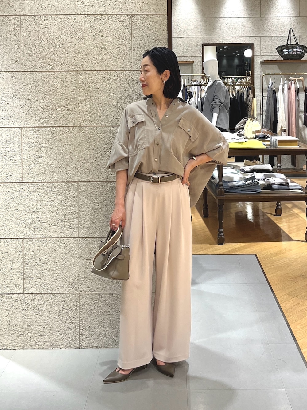 ベージュ系のその他パンツ、グレー系のその他シューズ、グレー系のトートバッグを着用したレディースの春コーディネートの2枚目の写真