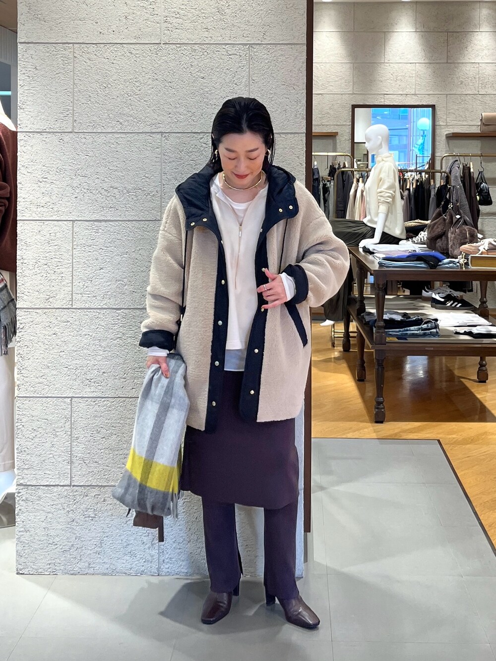 ブラウン系のその他パンツ、ベージュ系のスウェット、ブラウン系のブーツを着用したレディースの秋コーディネートの6枚目の写真