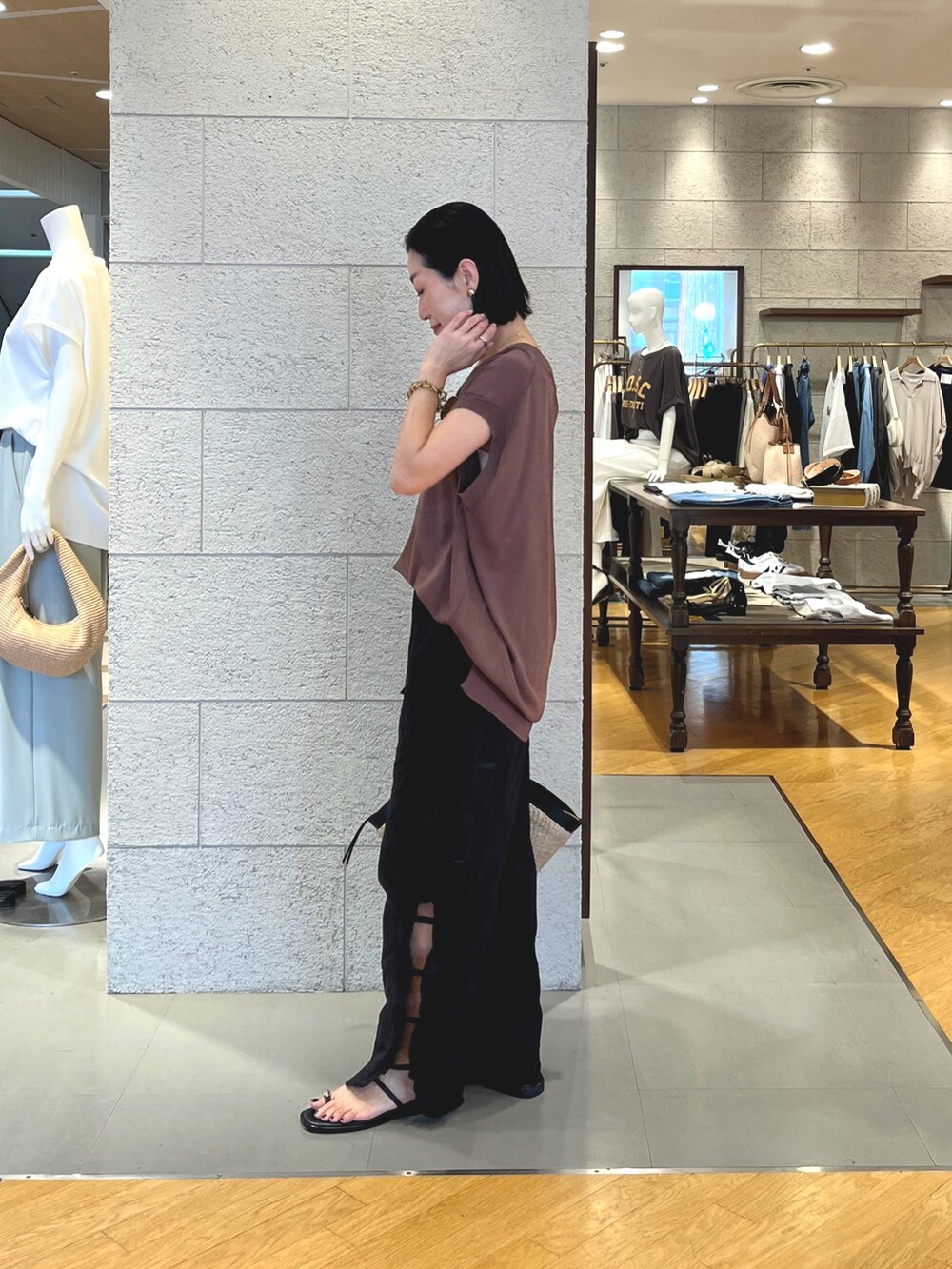 ブラック系のその他パンツ、ブラウン系のニット/セーター、ブラウン系のサングラスを着用したレディースの夏コーディネートの2枚目の写真