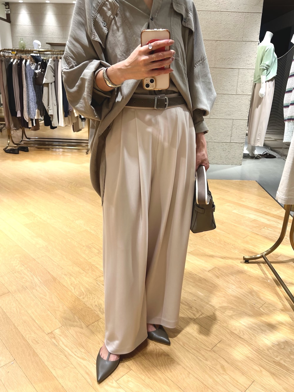 ベージュ系のその他パンツ、グレー系のその他シューズ、グレー系のトートバッグを着用したレディースの春コーディネートの5枚目の写真