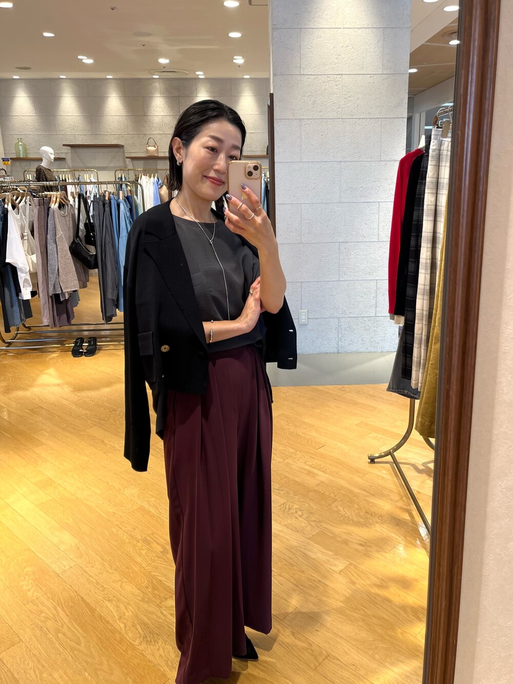 ブラック系のパンプス、ブラック系のボストンバッグ、ブラック系のテーラードジャケットを着用したレディースの夏コーディネートの4枚目の写真