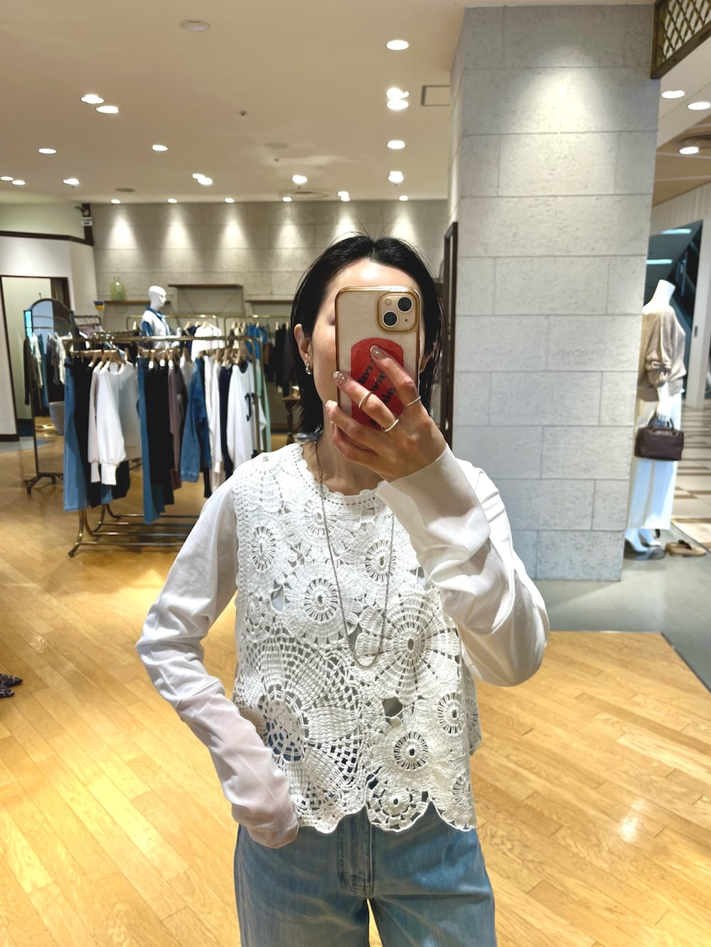 ブラウン系のテーラードジャケット、ブルー系のデニムパンツ、ブラウン系のその他シューズを着用したレディースの冬コーディネートの4枚目の写真