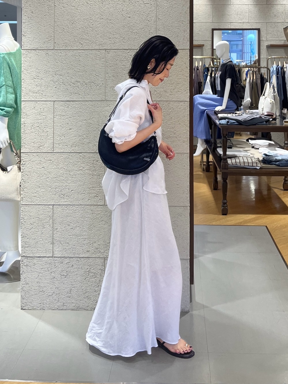 ホワイト系のシャツ/ブラウス、ホワイト系のスカート、シルバー系のチョーカーを着用したレディースの夏コーディネートの2枚目の写真