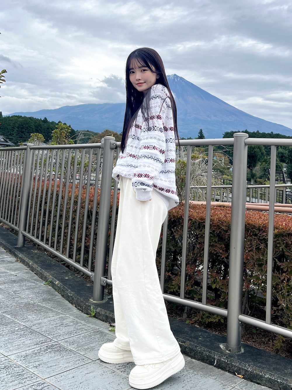 グレー系のテーラードジャケット、ホワイト系のスニーカー、ホワイト系のその他パンツを着用したレディースの秋コーディネートの2枚目の写真