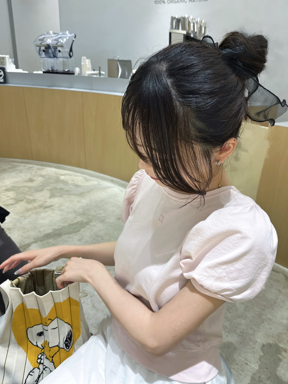 ピンク系のTシャツ/カットソー、ホワイト系のスカート、ホワイト系のトートバッグを着用したレディースの夏コーディネートの3枚目の写真