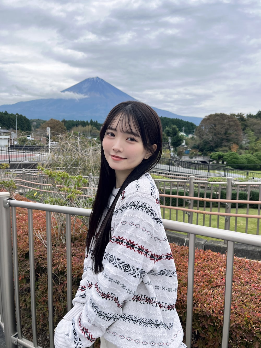 グレー系のテーラードジャケット、ホワイト系のスニーカー、ホワイト系のその他パンツを着用したレディースの秋コーディネートの3枚目の写真