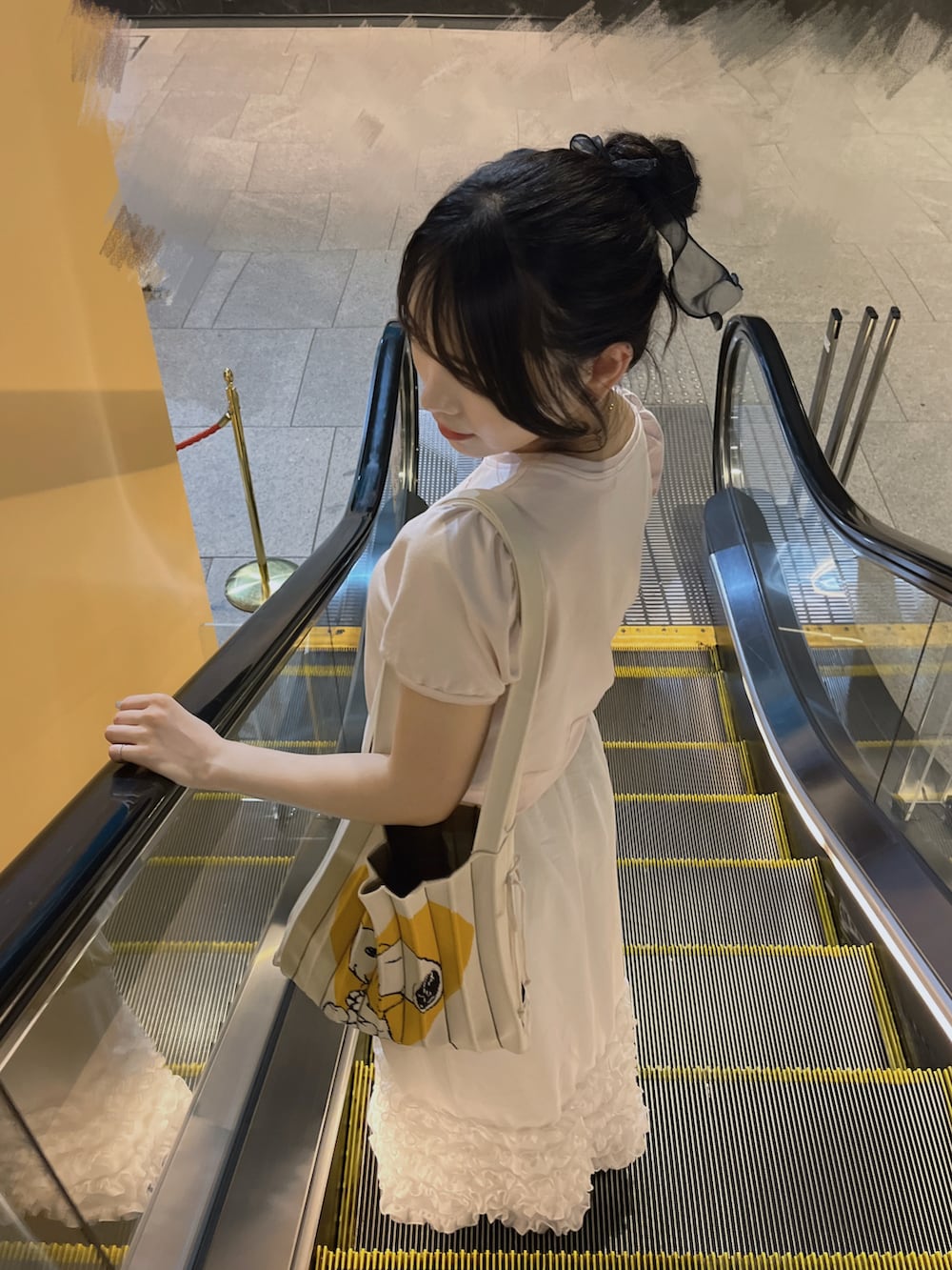 ピンク系のTシャツ/カットソー、ホワイト系のスカート、ホワイト系のトートバッグを着用したレディースの夏コーディネートの2枚目の写真