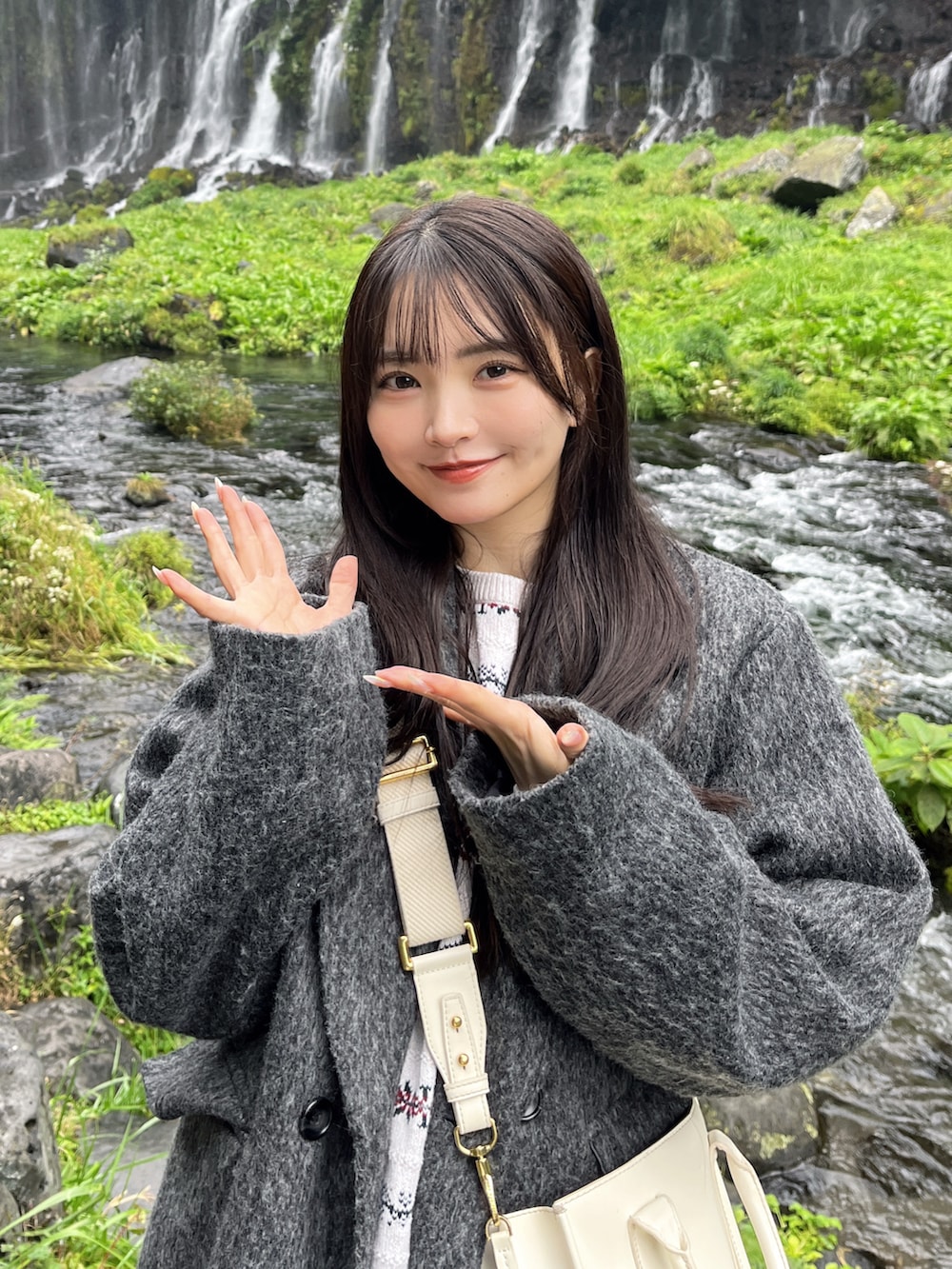 グレー系のテーラードジャケット、ホワイト系のスニーカー、ホワイト系のその他パンツを着用したレディースの秋コーディネートの4枚目の写真