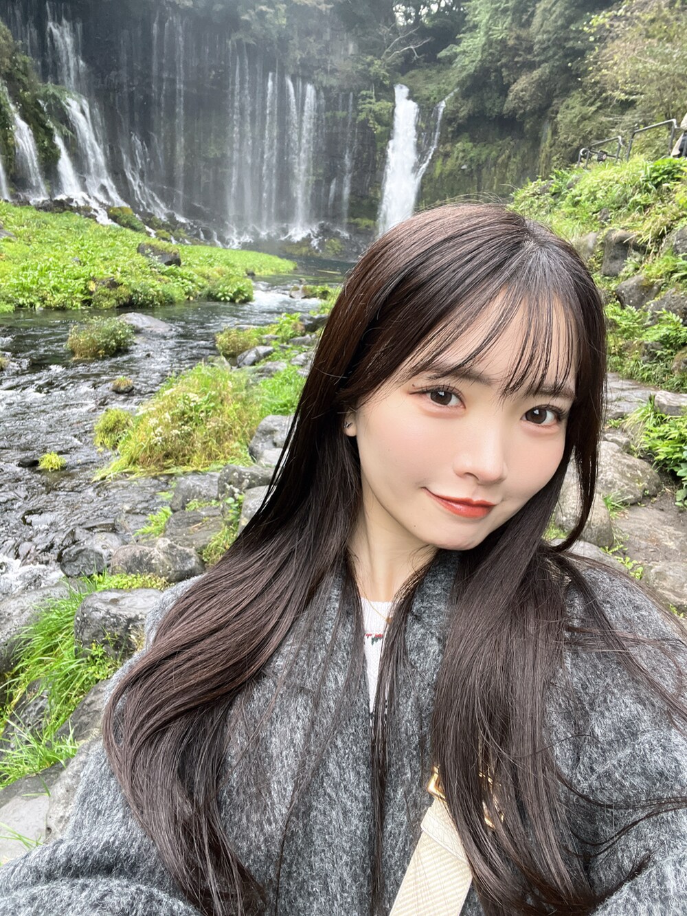 グレー系のテーラードジャケット、ホワイト系のスニーカー、ホワイト系のその他パンツを着用したレディースの秋コーディネートの5枚目の写真