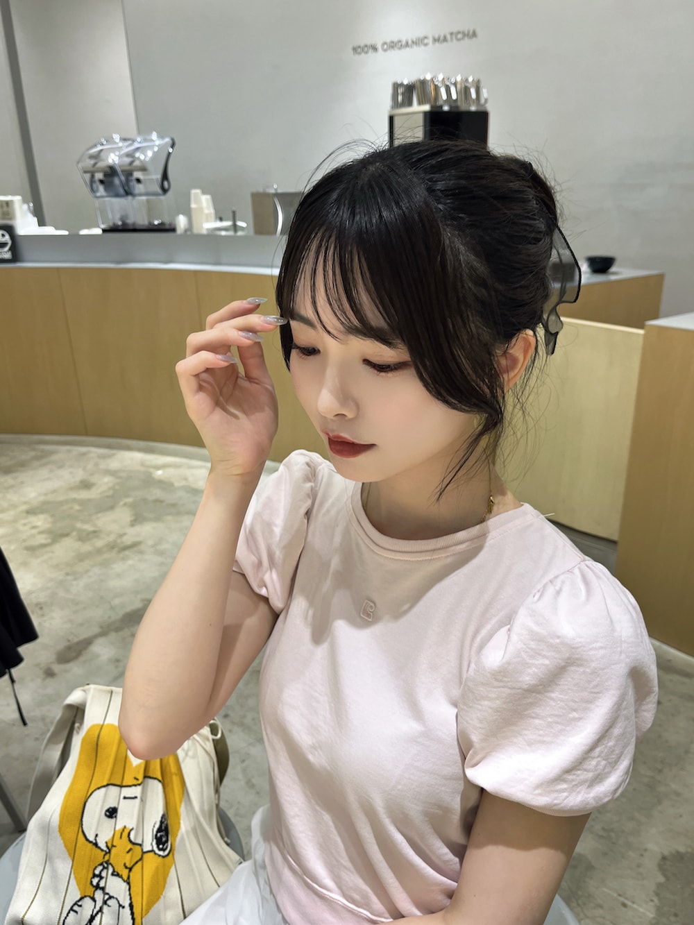 ピンク系のTシャツ/カットソー、ホワイト系のスカート、ホワイト系のトートバッグを着用したレディースの夏コーディネートの5枚目の写真