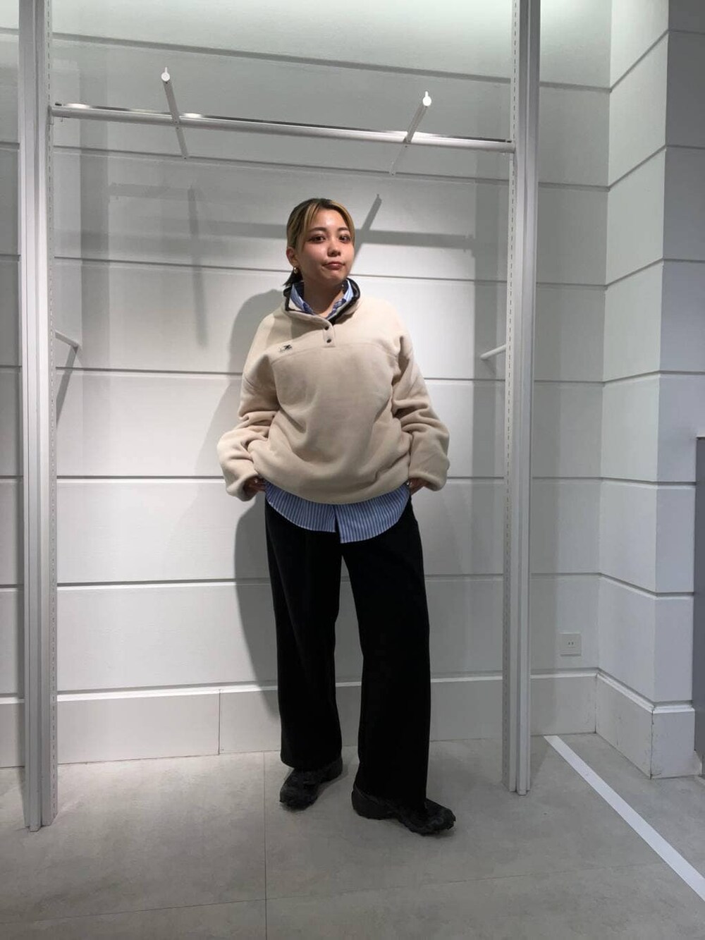 ブラック系のその他パンツ、ブルー系のシャツ/ブラウス、ホワイト系のスウェットを着用したレディースの冬コーディネートの2枚目の写真