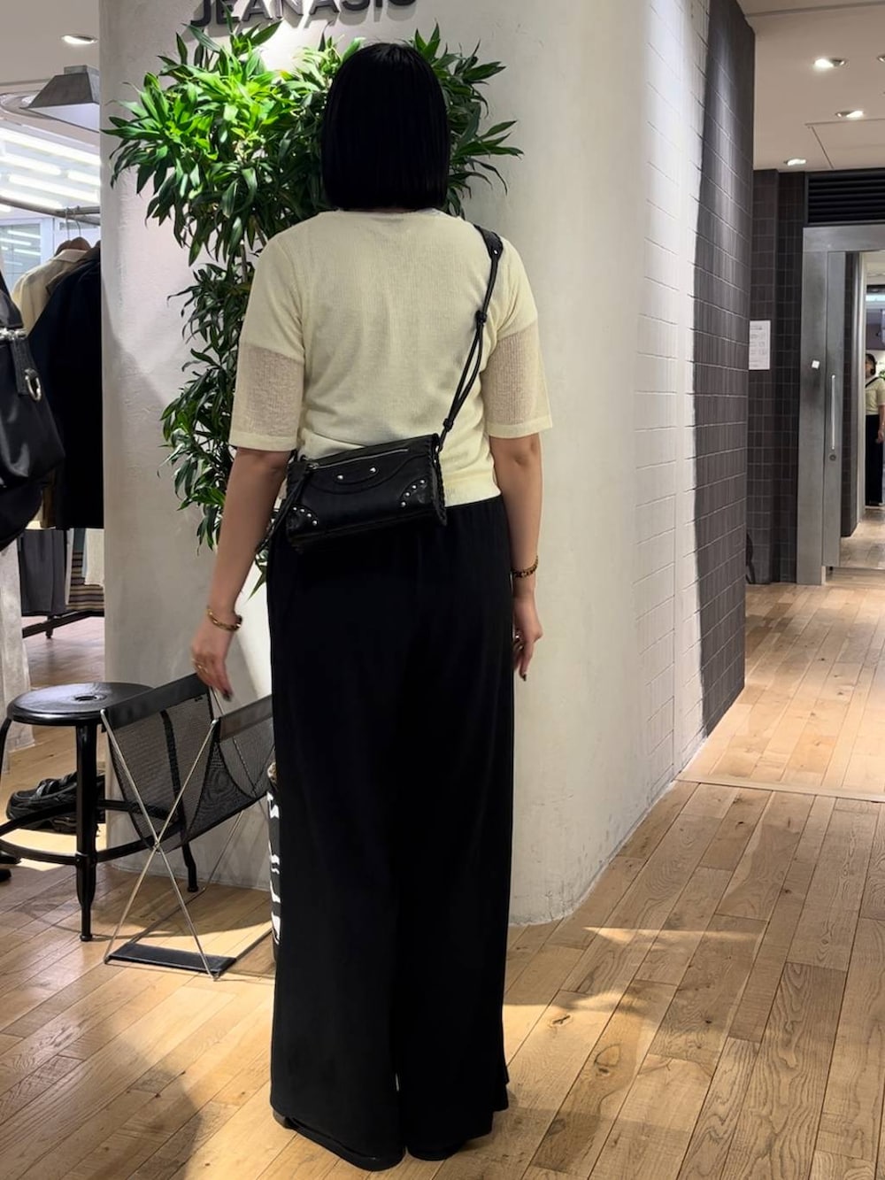 ブラック系のその他パンツ、イエロー系のカーディガン/ボレロ、ブラック系のローファーを着用したレディースの夏コーディネートの3枚目の写真