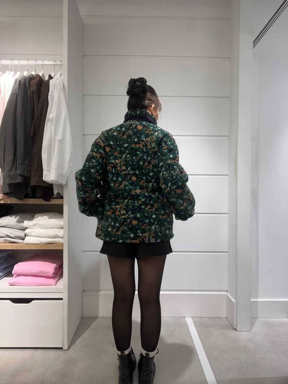 グリーン系のブルゾンを着用したレディースの冬コーディネートの2枚目の写真