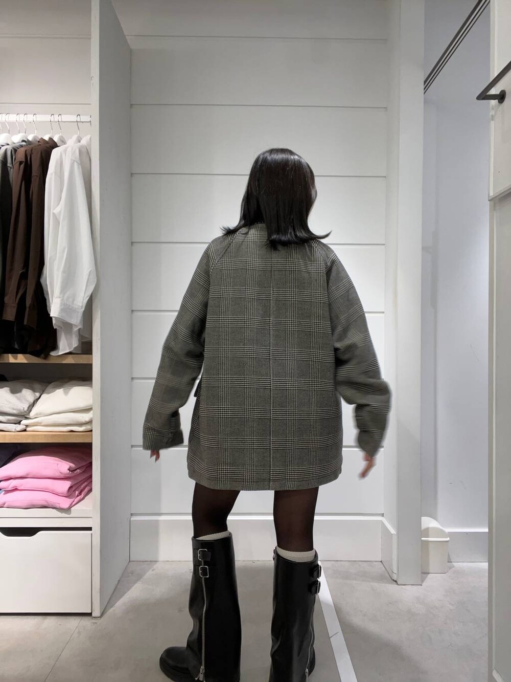 その他のブルゾンを着用したレディースの冬コーディネートの2枚目の写真