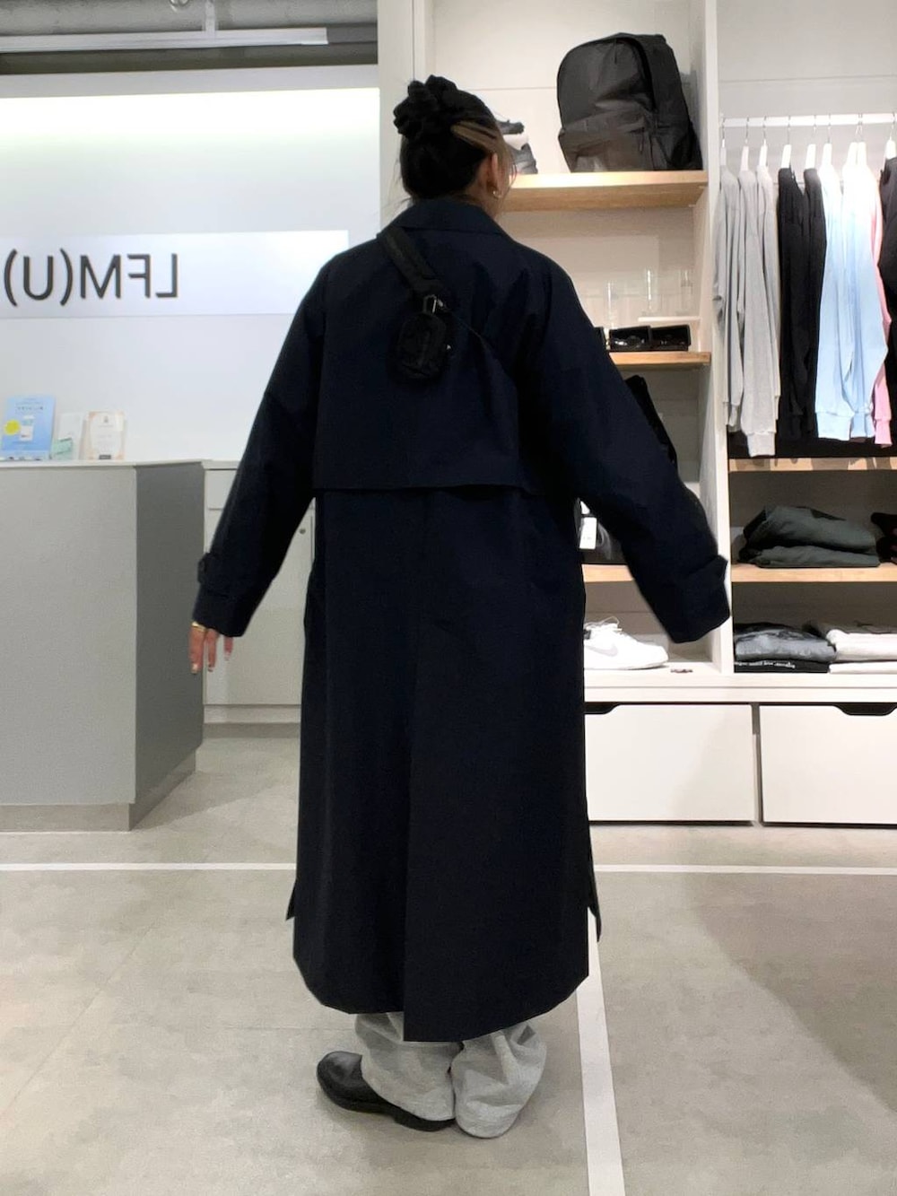 ブラック系のドレスシューズ、グレー系のスウェットパンツ、グレー系のニット/セーターを着用したレディースの春コーディネートの2枚目の写真