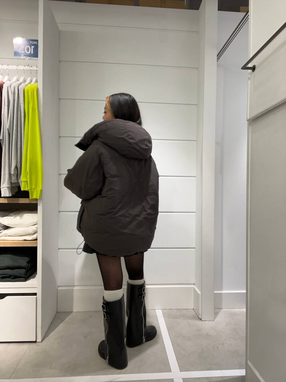 グレー系のダウンジャケット/コートを着用したレディースの冬コーディネートの3枚目の写真