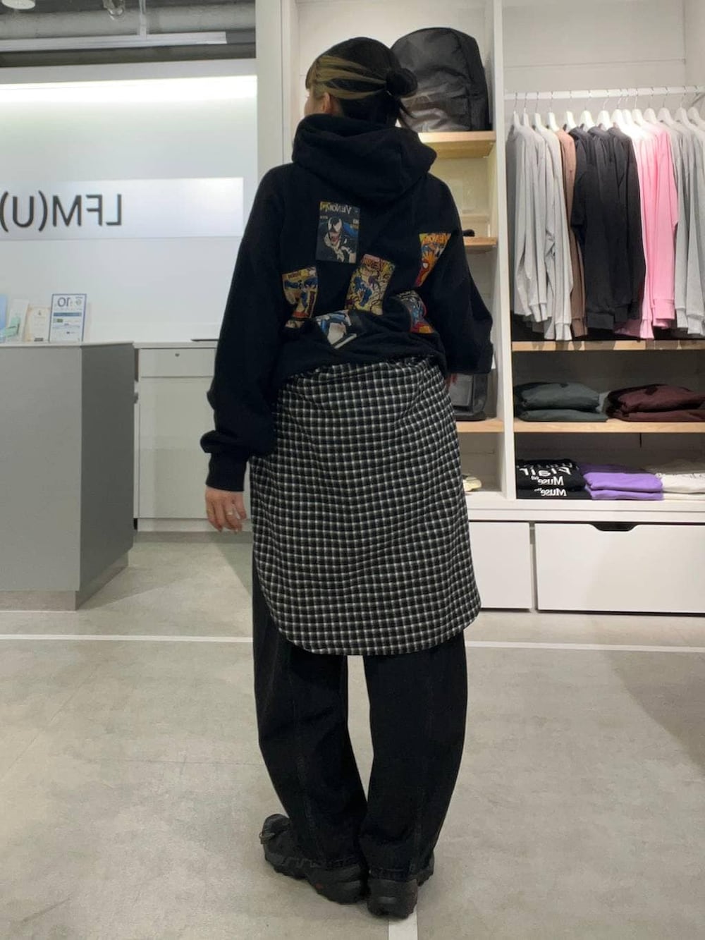 ブラック系のデニムパンツ、ブラック系のシャツ/ブラウス、ブラック系のスウェットを着用したレディースの冬コーディネートの2枚目の写真