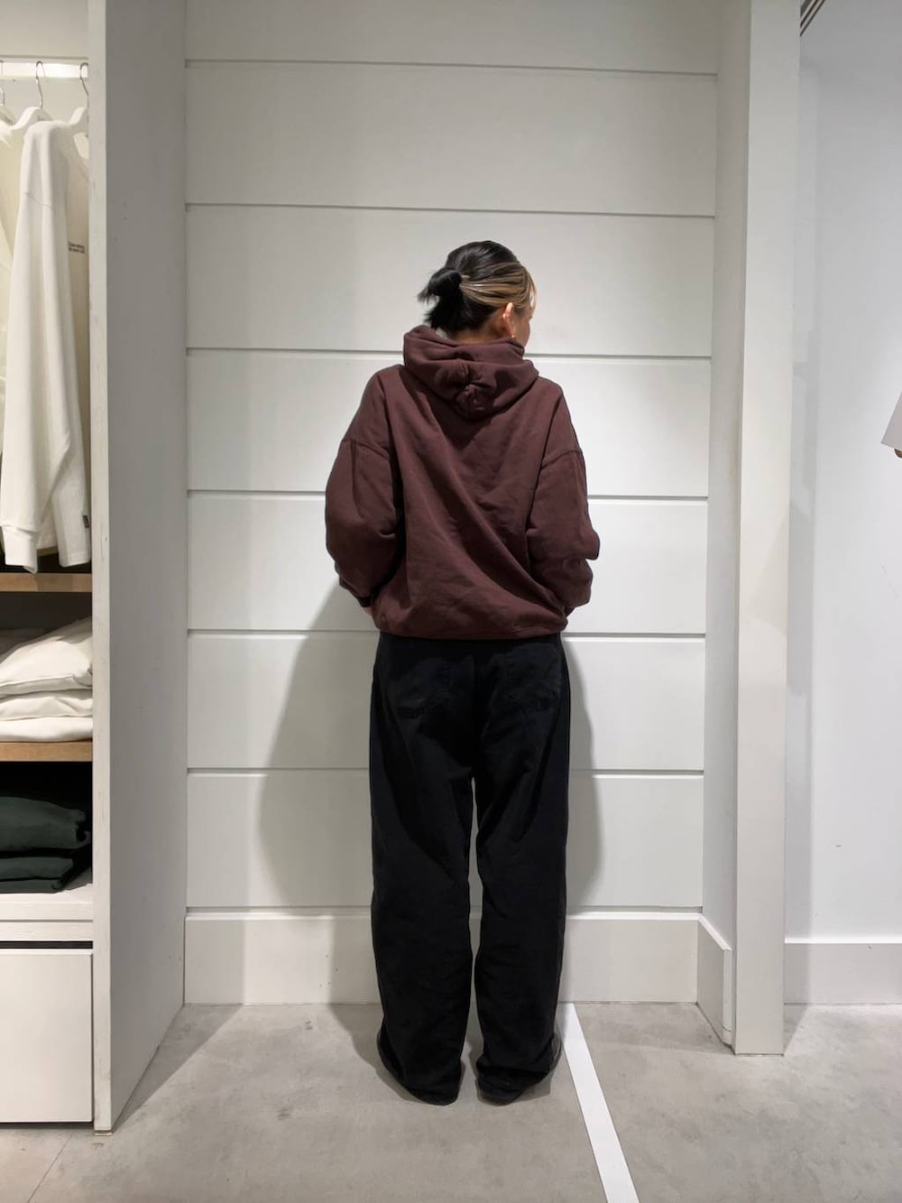 ブラウン系のスウェット、ブラック系のデニムパンツを着用したレディースの秋コーディネートの3枚目の写真