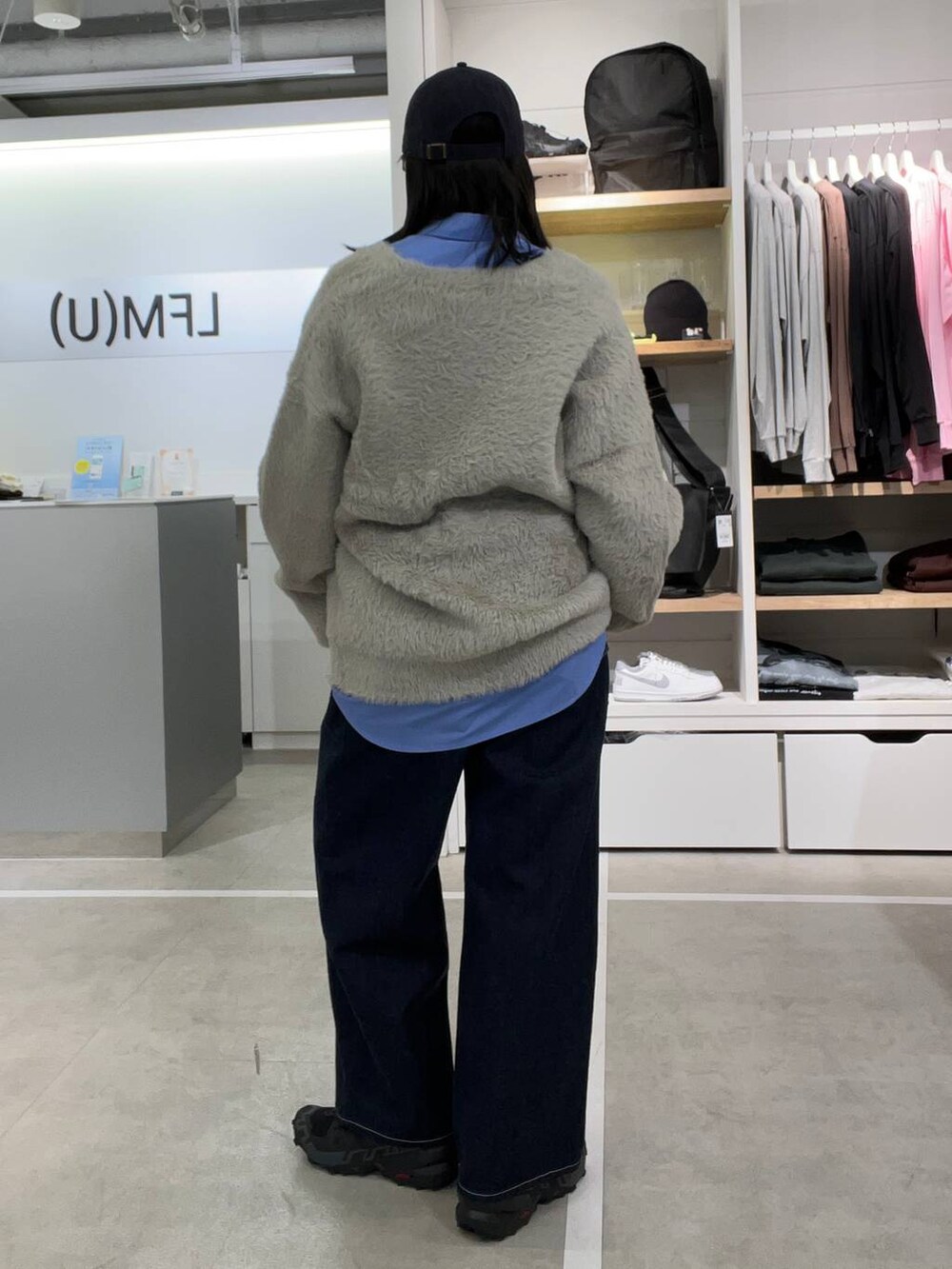 グレー系のカーディガン/ボレロ、ブルー系のデニムパンツ、ブルー系のシャツ/ブラウスを着用したレディースの春コーディネートの2枚目の写真