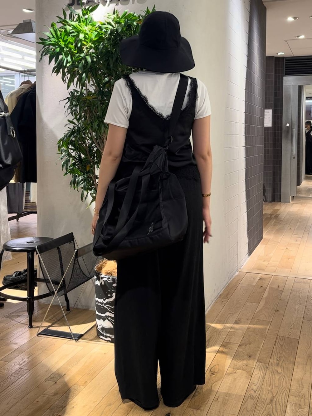 ブラック系のその他パンツ、ブラック系のローファー、ホワイト系のTシャツ/カットソーを着用したレディースの夏コーディネートの3枚目の写真