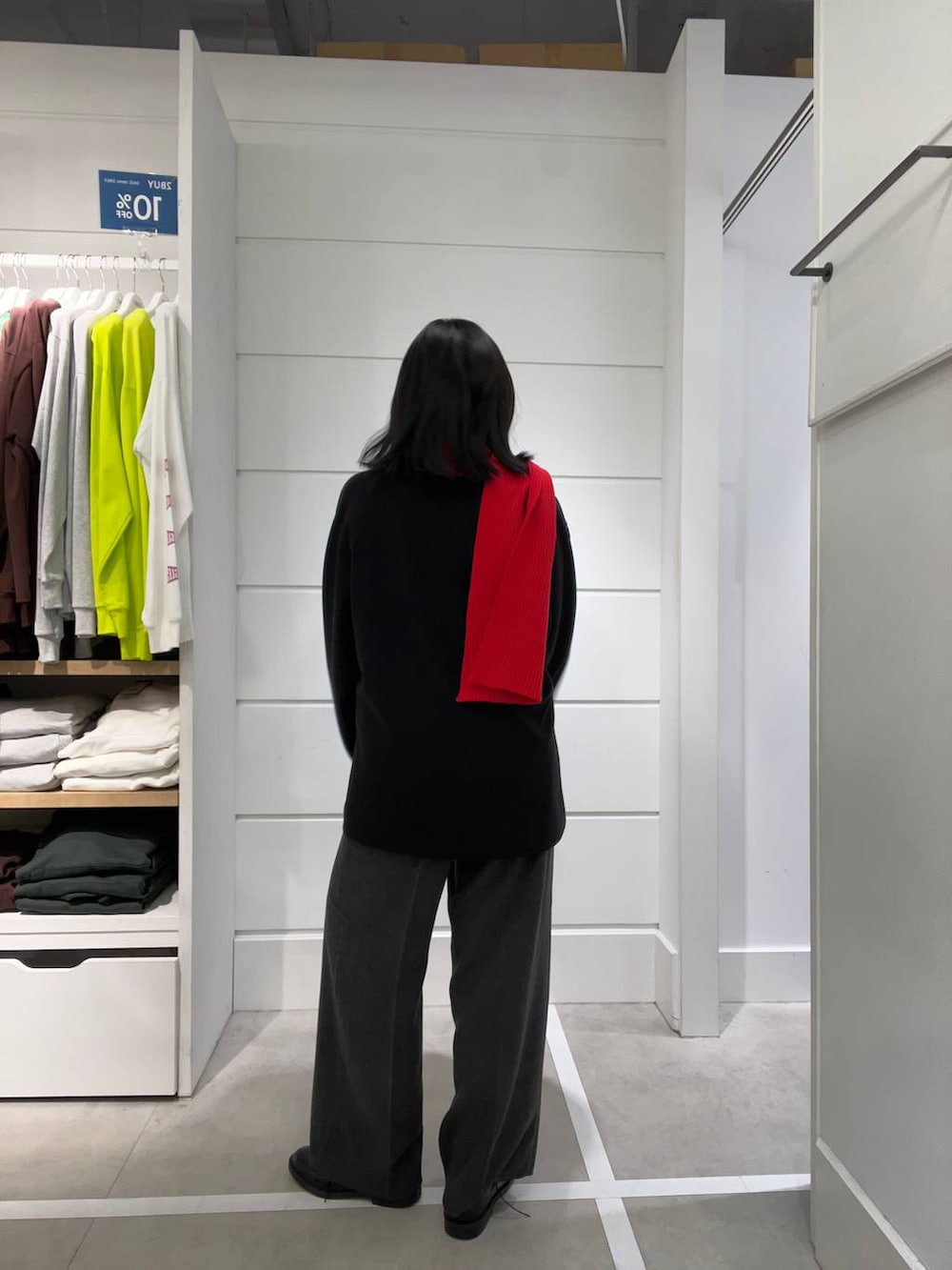 グレー系のその他パンツ、ブラック系のブルゾン、レッド系のマフラーを着用したレディースの冬コーディネートの2枚目の写真