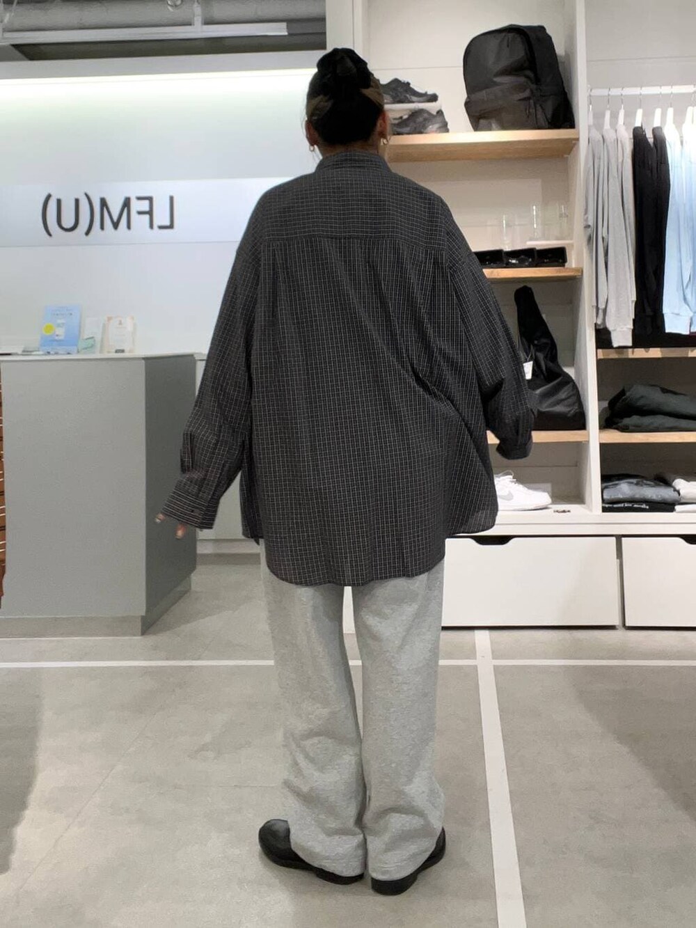 ブラック系のドレスシューズ、グレー系のスウェットパンツ、ブルー系のシャツ/ブラウスを着用したレディースの春コーディネートの2枚目の写真