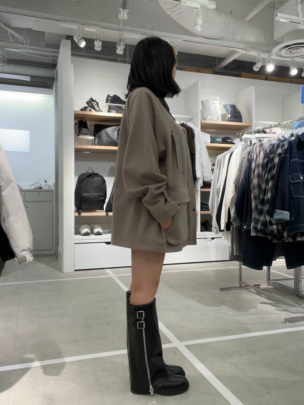 グレー系のスカート、ブラウン系のブルゾンを着用したレディースの秋コーディネートの3枚目の写真