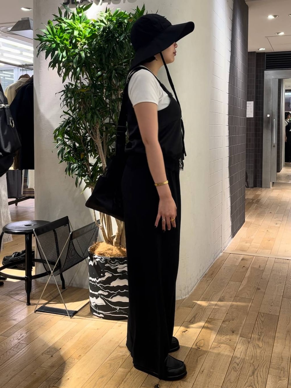 ブラック系のその他パンツ、ブラック系のローファー、ホワイト系のTシャツ/カットソーを着用したレディースの夏コーディネートの4枚目の写真