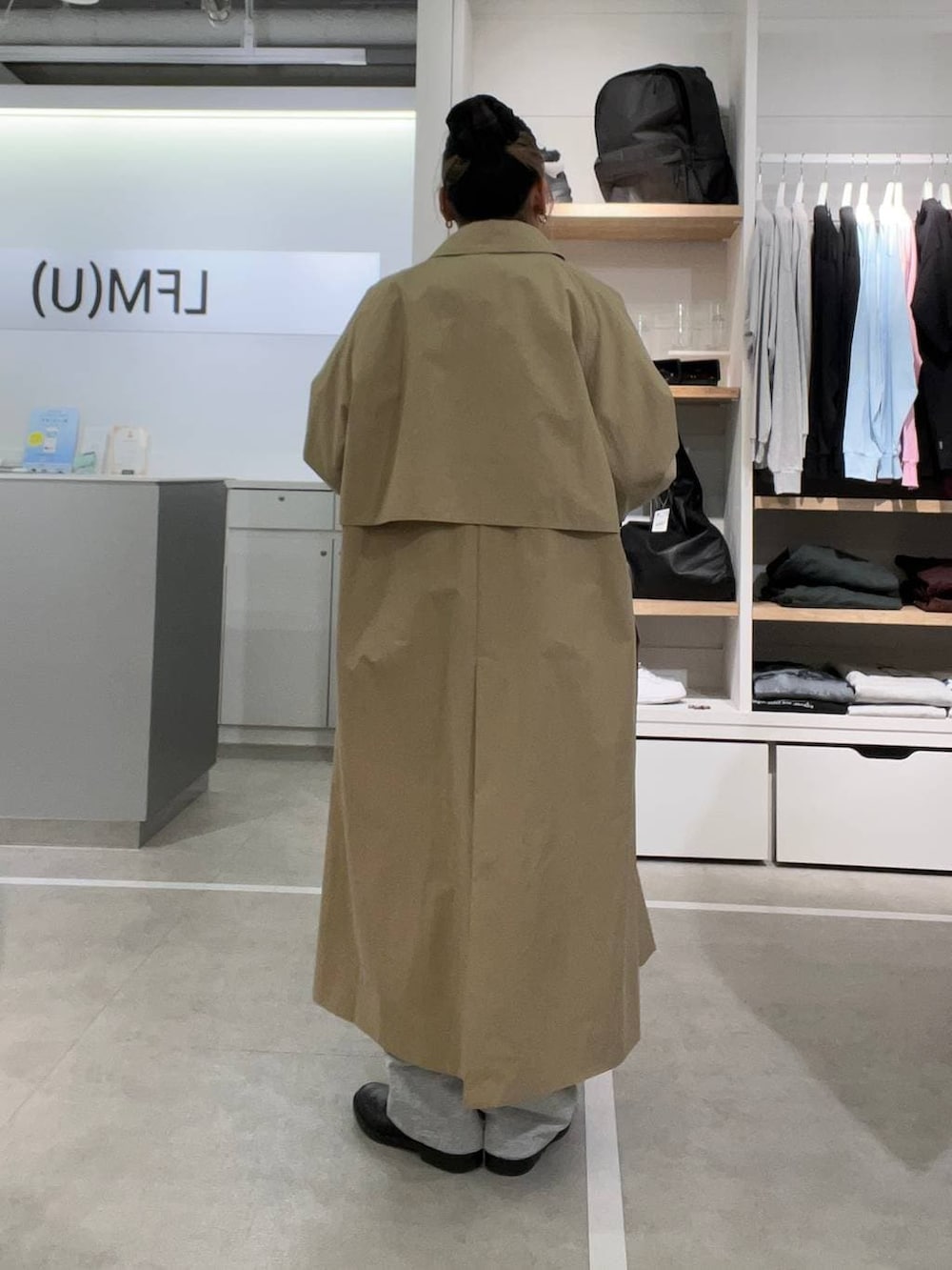 ブラック系のドレスシューズ、グレー系のスウェットパンツ、ブルー系のニット/セーターを着用したレディースの春コーディネートの2枚目の写真