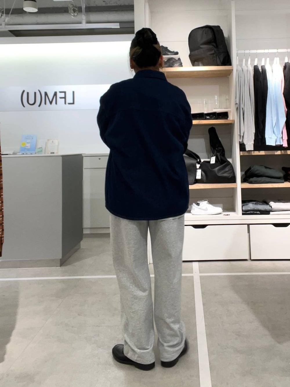 ブラック系のドレスシューズ、グレー系のスウェットパンツ、ホワイト系のTシャツ/カットソーを着用したレディースの春コーディネートの2枚目の写真