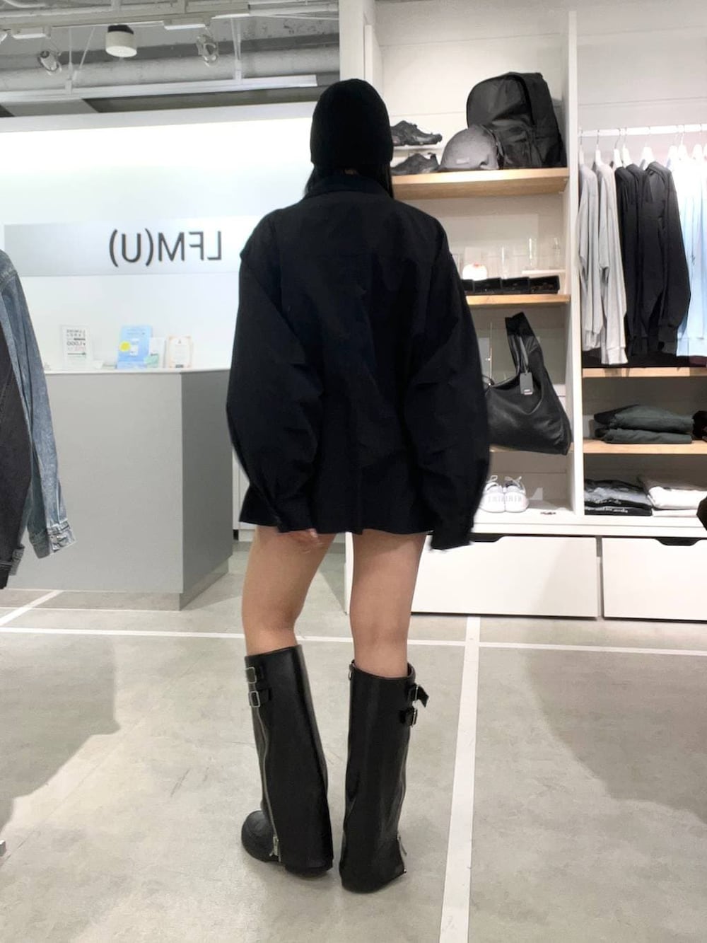 グレー系のスウェット、ブラック系のブルゾンを着用したレディースの春コーディネートの2枚目の写真