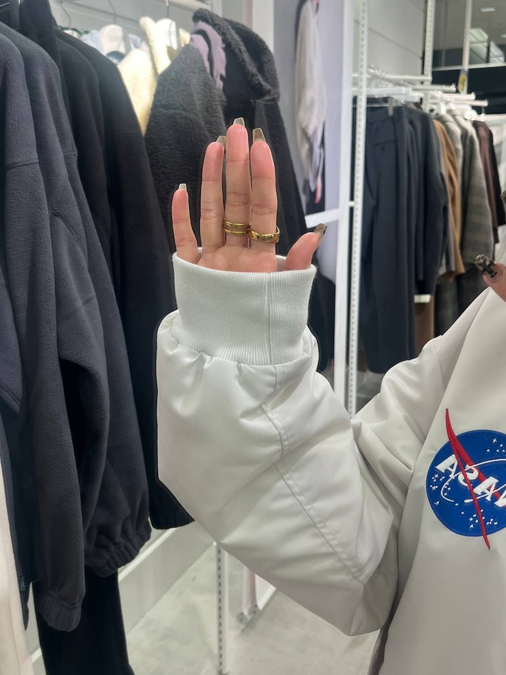 ブラック系のドレスシューズ、ホワイト系のTシャツ/カットソー、グレー系のブルゾンを着用したレディースの秋コーディネートの3枚目の写真