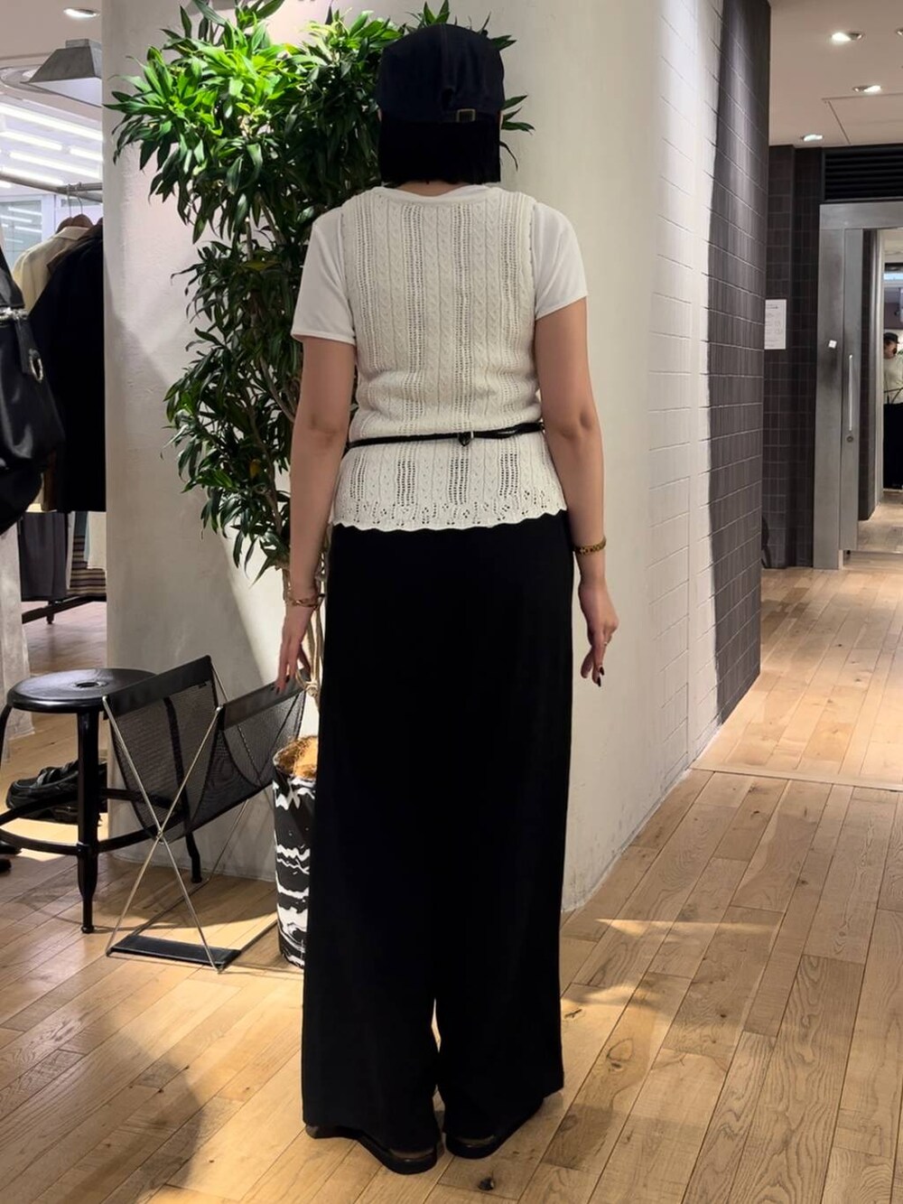 ブラック系のその他パンツ、ブラック系のローファー、ホワイト系のTシャツ/カットソーを着用したレディースの夏コーディネートの3枚目の写真