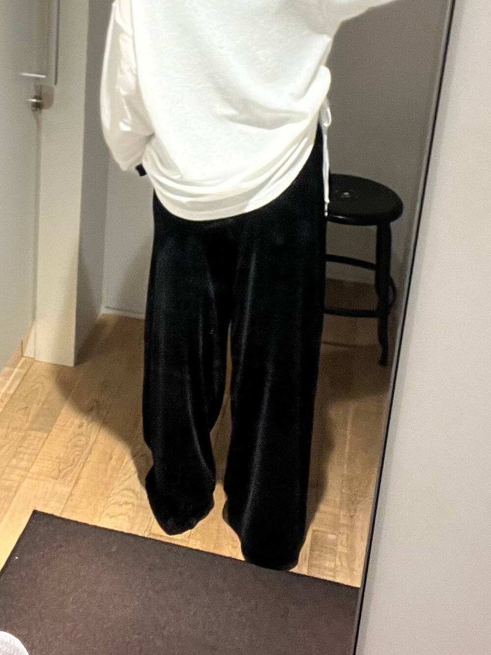 ブラック系のその他パンツ、ホワイト系のTシャツ/カットソー、ブラック系のタンクトップを着用したレディースの夏コーディネートの4枚目の写真
