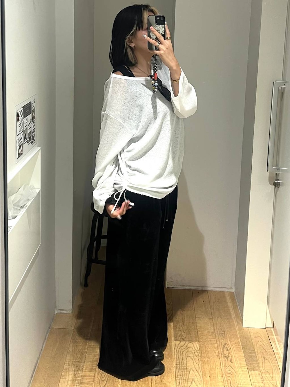 ブラック系のその他パンツ、ホワイト系のTシャツ/カットソー、ブラック系のタンクトップを着用したレディースの夏コーディネートの2枚目の写真