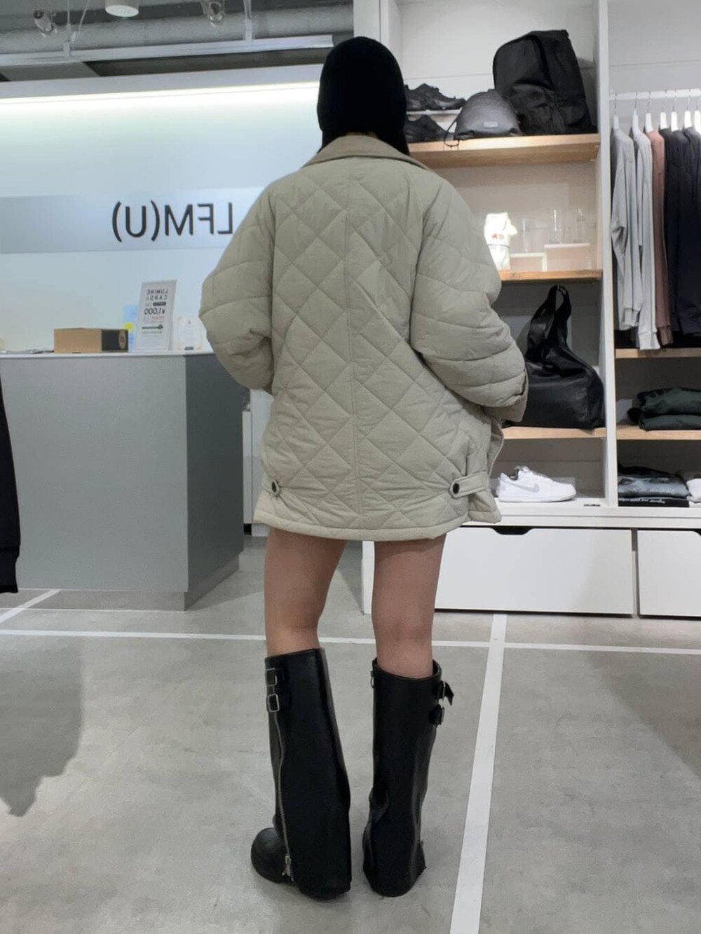 ホワイト系のブルゾン、グレー系のスウェットを着用したレディースの春コーディネートの2枚目の写真