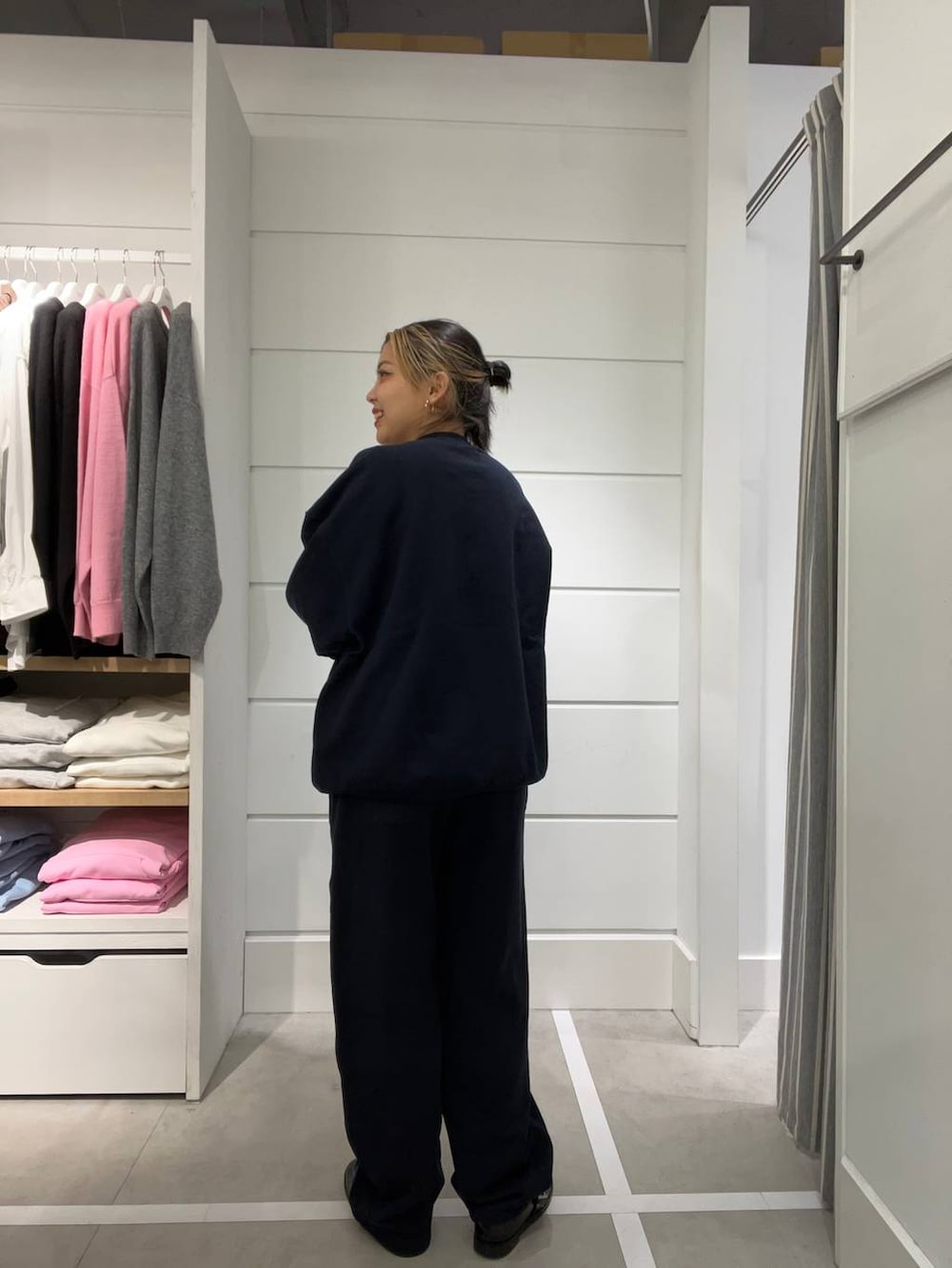 ブルー系のスウェットパンツ、ブルー系のスウェットを着用したレディースの冬コーディネートの2枚目の写真