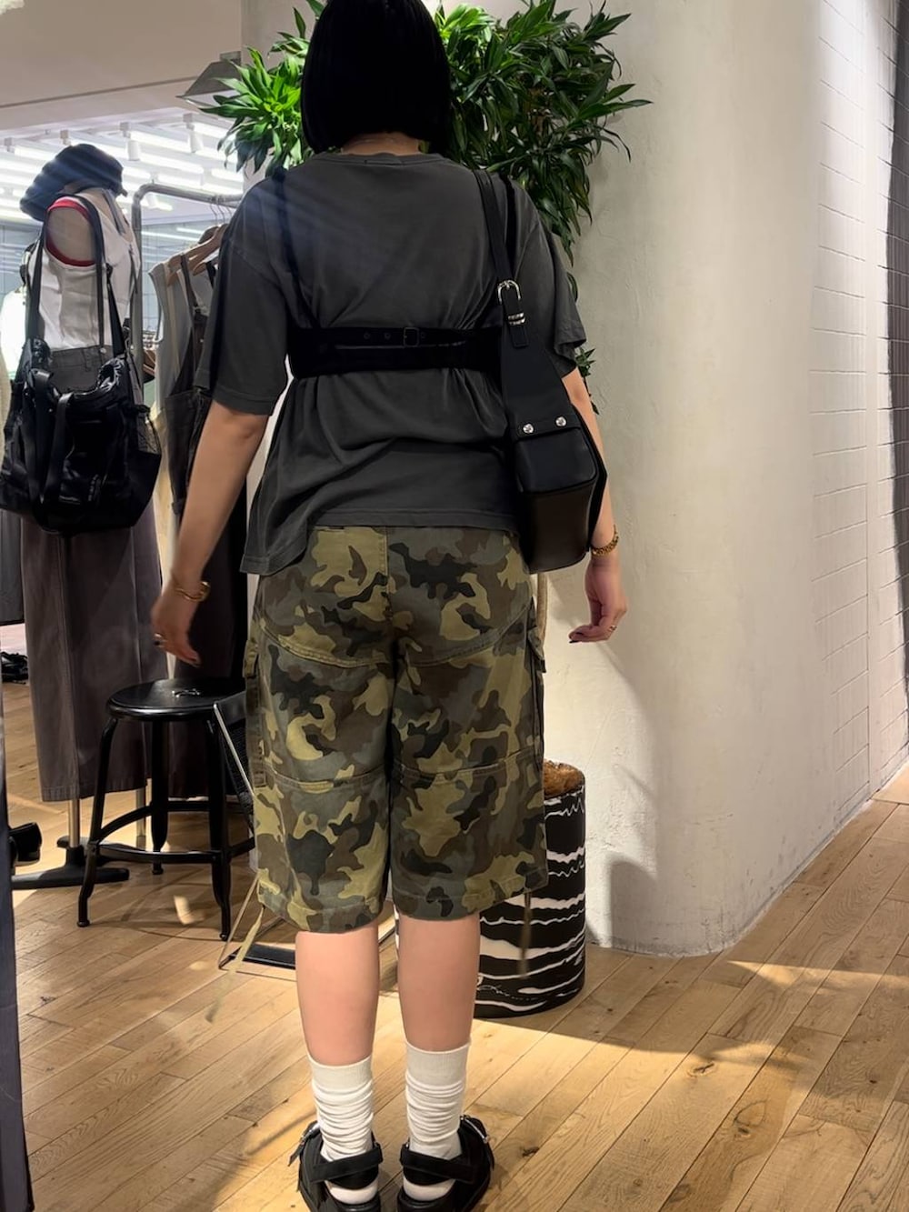 グレー系のTシャツ/カットソー、ブラック系のサンダル、ブラック系のショルダーバッグを着用したレディースの夏コーディネートの3枚目の写真