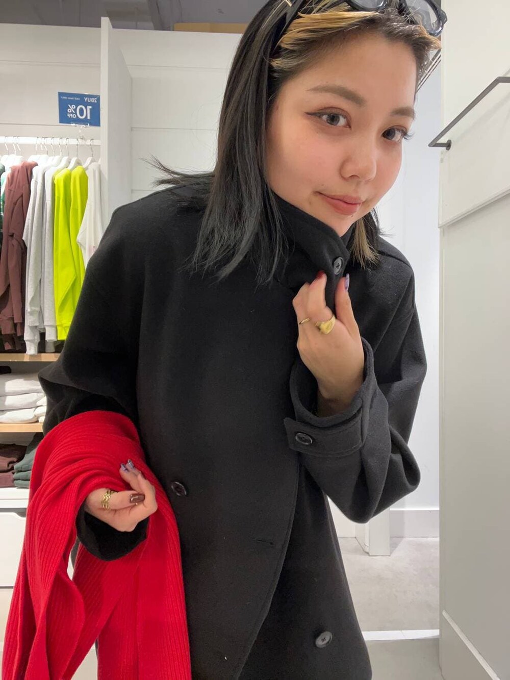 グレー系のその他パンツ、ブラック系のブルゾン、レッド系のマフラーを着用したレディースの冬コーディネートの3枚目の写真