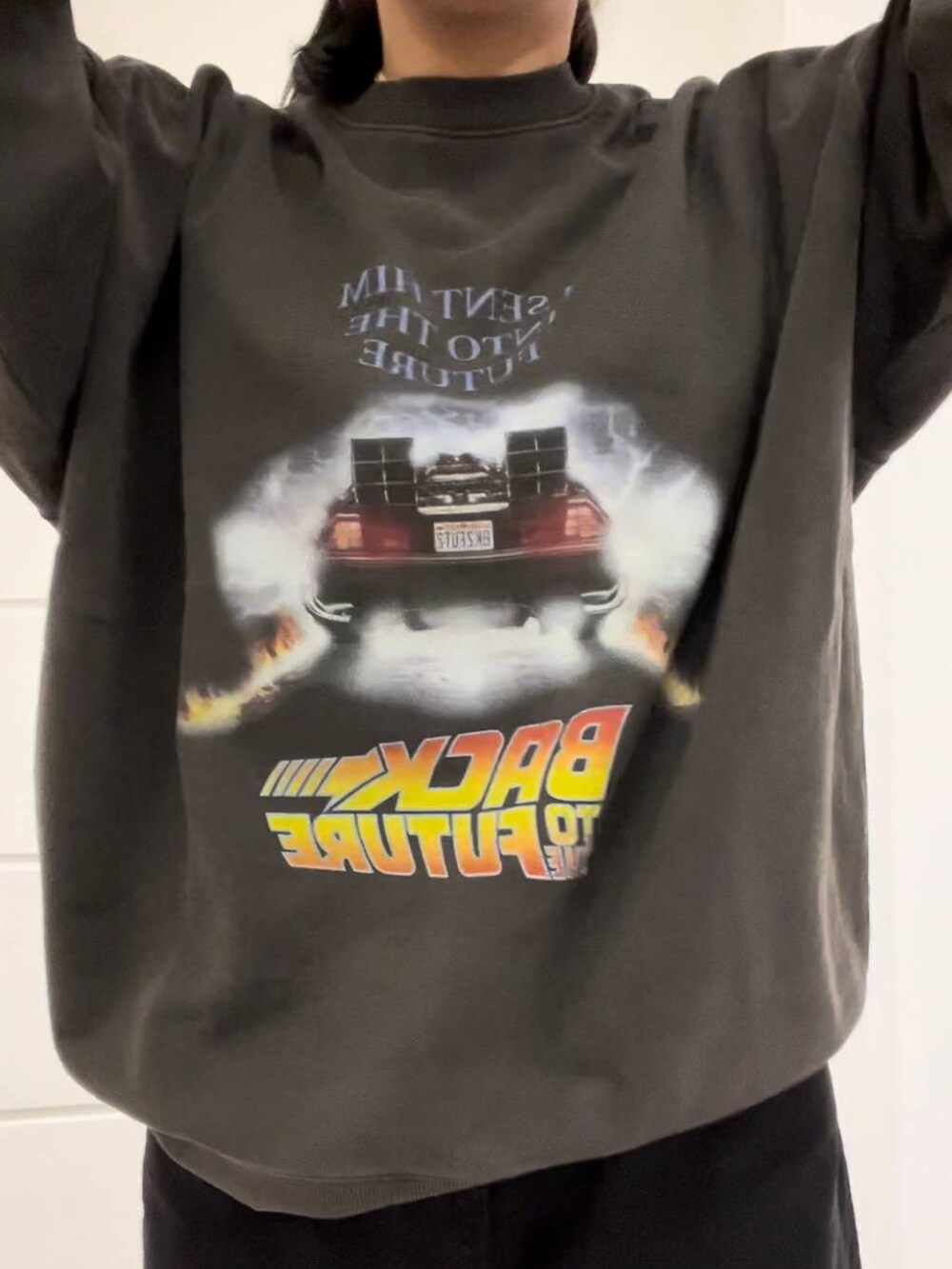 ブラック系のデニムパンツ、ブラック系のスウェットを着用したレディースの冬コーディネートの3枚目の写真