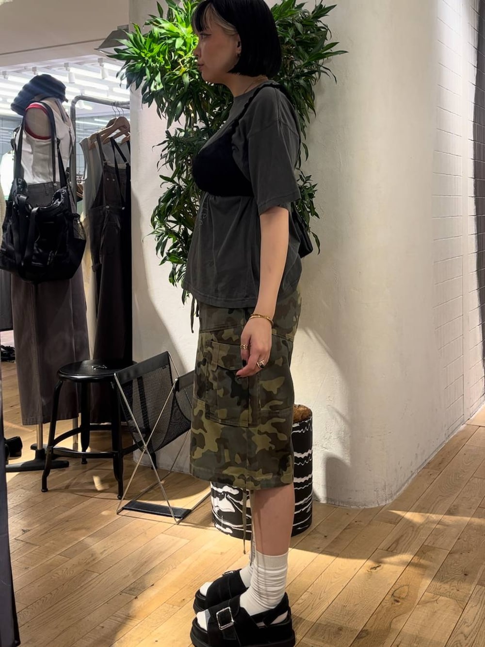 グレー系のTシャツ/カットソー、ブラック系のサンダル、ブラック系のショルダーバッグを着用したレディースの夏コーディネートの2枚目の写真
