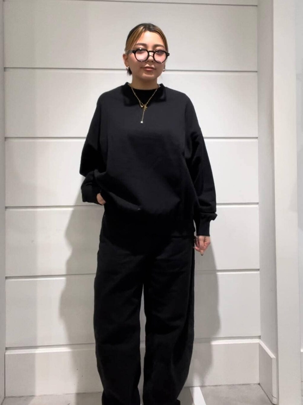 ブラック系のデニムパンツを着用したレディースの冬コーディネートの3枚目の写真