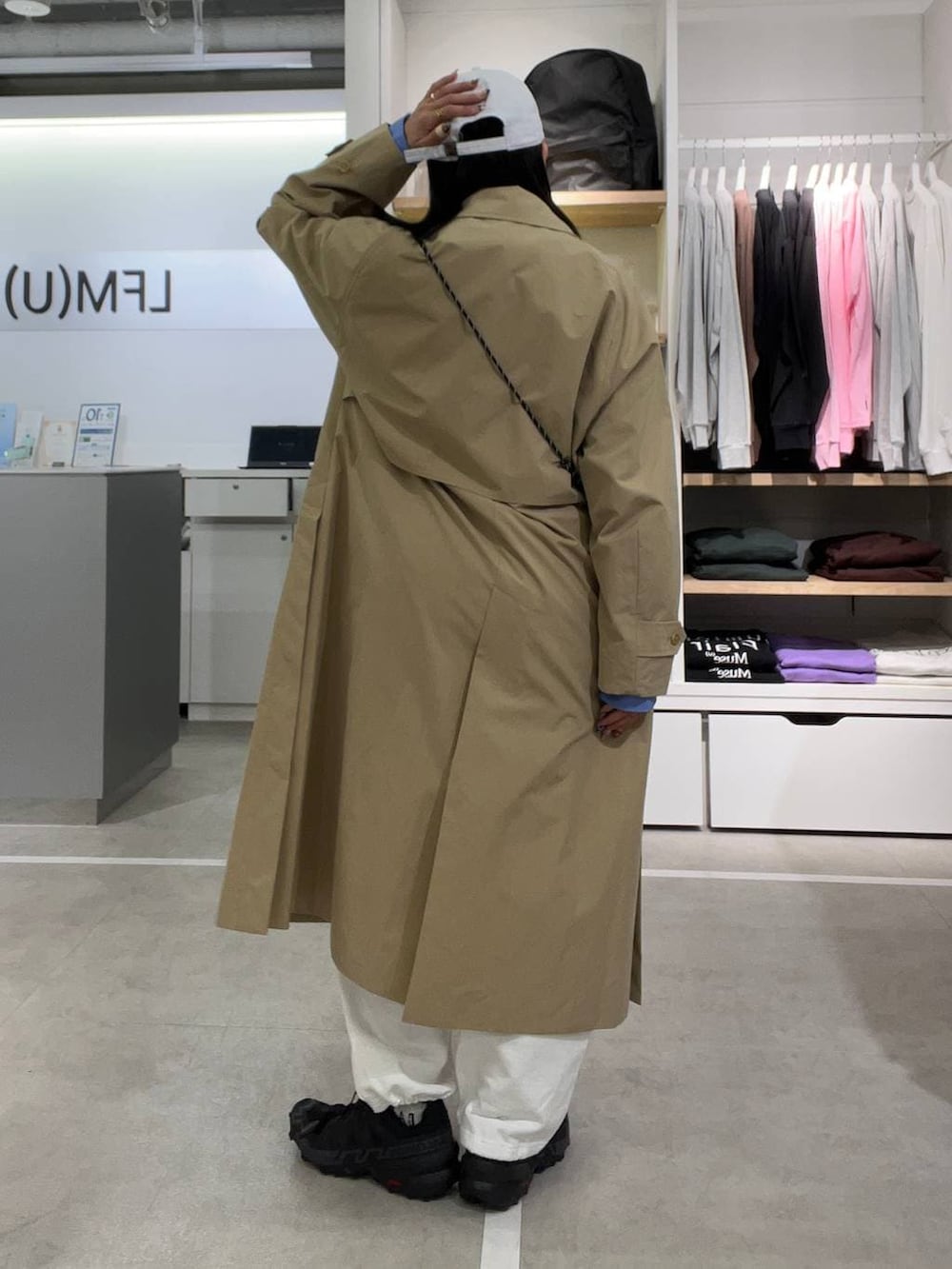 ブラック系のショルダーバッグ、ホワイト系のスウェットパンツ、ブルー系のシャツ/ブラウスを着用したレディースの冬コーディネートの2枚目の写真