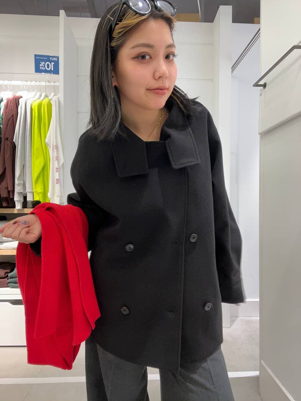 グレー系のその他パンツ、ブラック系のブルゾン、レッド系のマフラーを着用したレディースの冬コーディネートの4枚目の写真