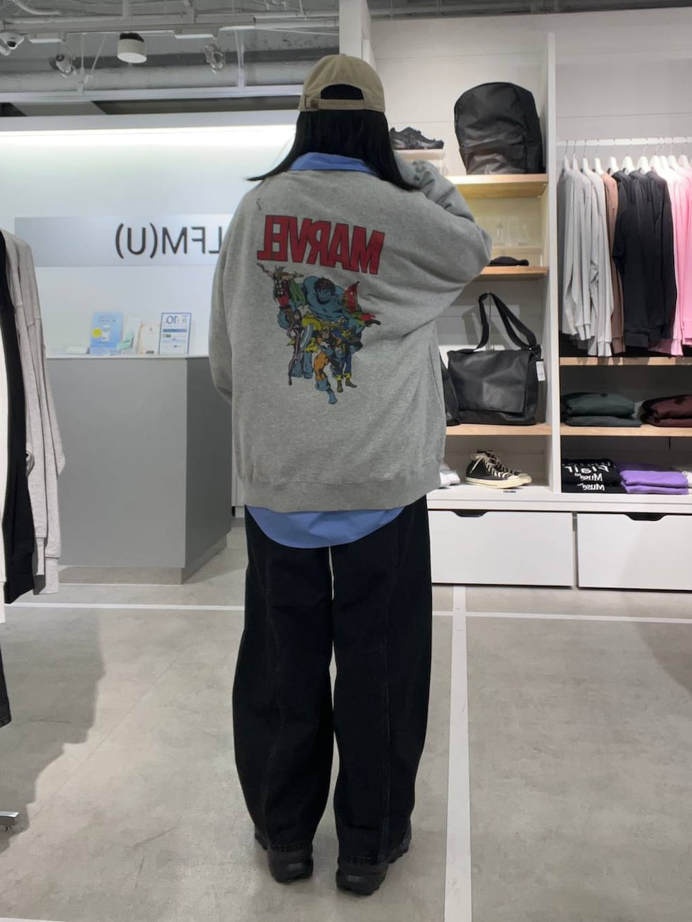 ブラック系のデニムパンツ、ブルー系のシャツ/ブラウス、グレー系のスウェットを着用したレディースの冬コーディネートの2枚目の写真