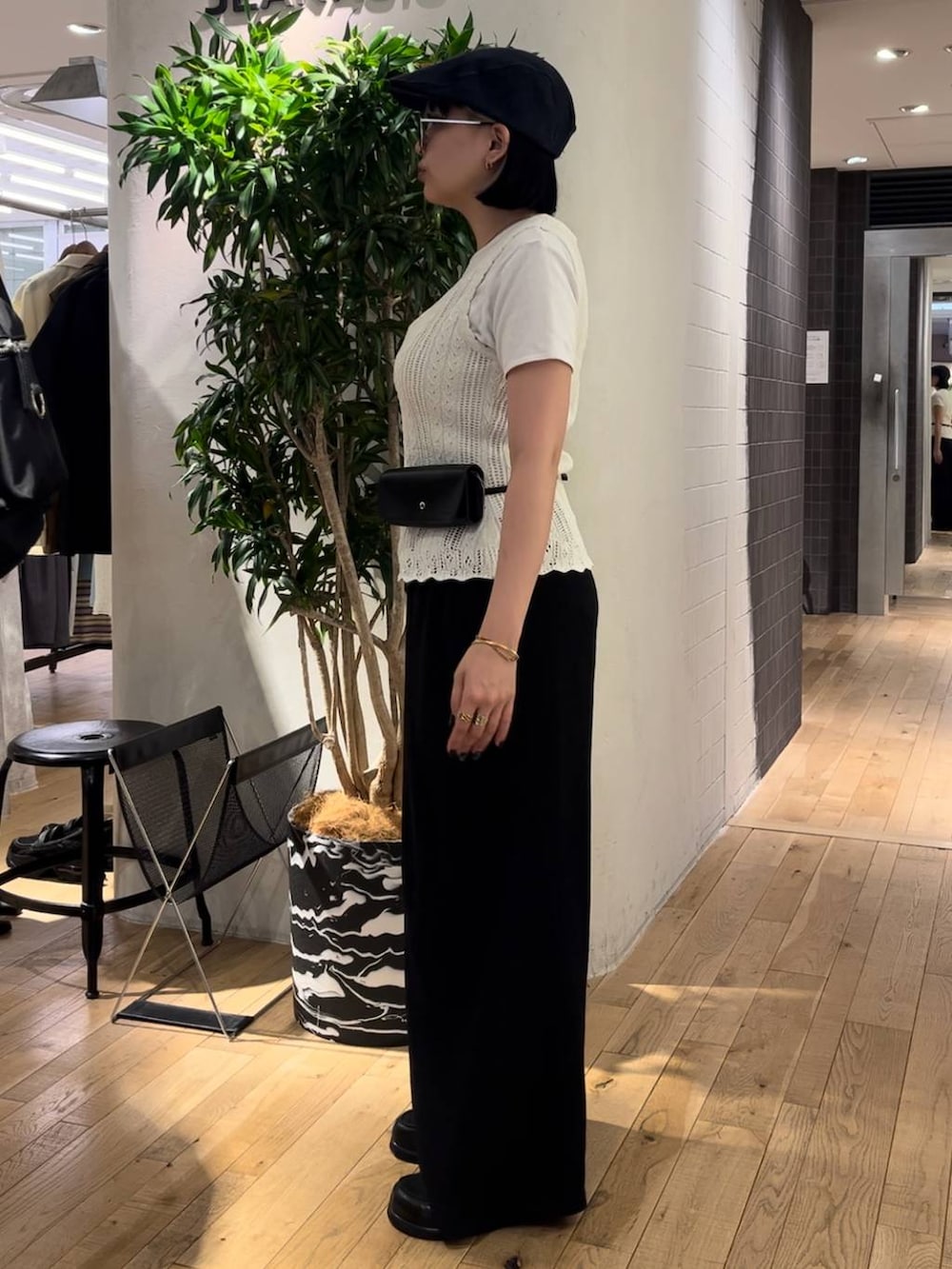 ブラック系のその他パンツ、ブラック系のローファー、ホワイト系のTシャツ/カットソーを着用したレディースの夏コーディネートの2枚目の写真